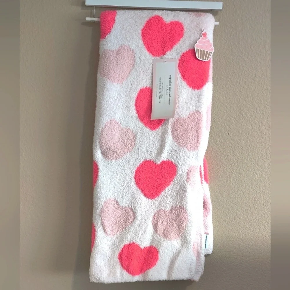 Cupcakes and Cashmere Viral TIKTOK Pink Heart Valentine Throw‎ Blanket NWT